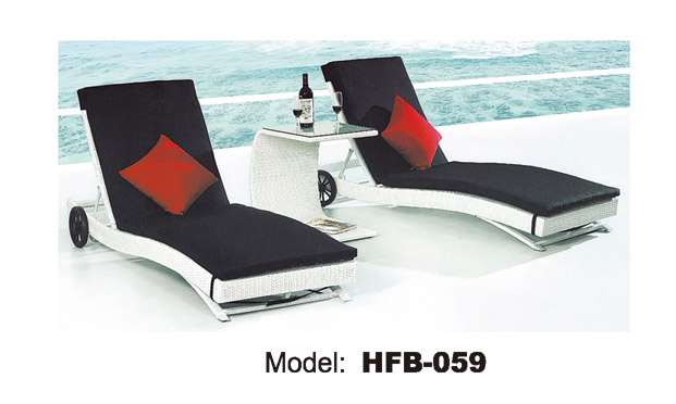 TG-HFB059 Rattan Lounger With Wheels in Brown